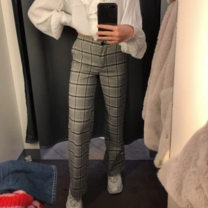 Rutiga kostymbyxor - Från Ichi. Jag är 170 cm lång men de är lite korta för mig. Bra skick, inga tecken på användning. Rutigt mönster med lite mörkgrönt och svart. 