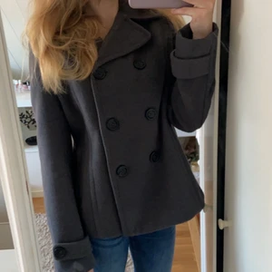 Kappa - Jättefin grå kappa i a-linjeform som passar bra till våren! Bra skick, inga fläckar eller defekter. Den passar bra för mig som brukar ha storlek 36/38. Kontakta mig för fler bilder!💗 300kr + frakt