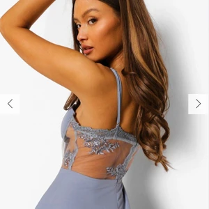 Bal/ aftonklänning  - Blå/ grå färgad klänning i storlek 36. Helt oanvänd och nypris är 550kr, är exakt likadan i verklighet som på bild. 