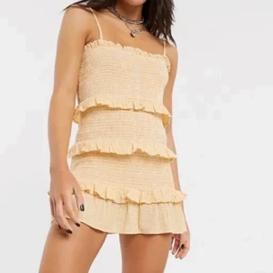 gul bershka klänning  - såå fin volangklänning men är för kort för mig så säljer den!! I superbra skick, köpare står för frakt 💕💕 köp direkt för 350kr