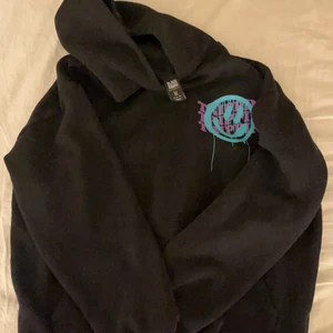 Black Squad - Säljer denna svarta hoodie med tryck fram och på ryggen. Knappt använd, storlek M. Den är som en vanlig M och passar både killar och tjejer! Köpare står för frakt.