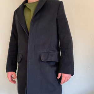 Acne rock - Fantastiskt trevlig rock för alla stilar och personer. Måste tyvärr sälja då den blivit kort i ärmarna. Modellen är 180 cm och va 75kg. 