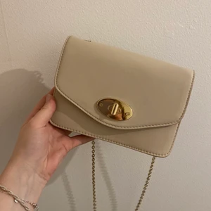 Beige väska  - Säljer en fin liten beige väska som jag tror är från Glitter. Köpte den för många år sen och det finns ingen lapp i väskan. Använd få gånger så den är i fint skick! 