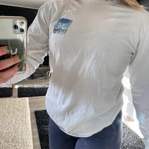 Vans tröja - Långärmad vans tröja med tryck på ryggen, okej skick och storlek M