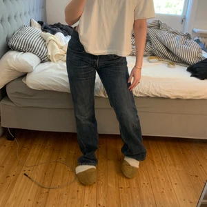 Levis jeans - Levis jeans i modellen 512. Perfekta bootcut och låg midja. Storlek W28 L32, midja 40, innerbenslängden 77cm. Jag har vanligtvis S och är 162cm