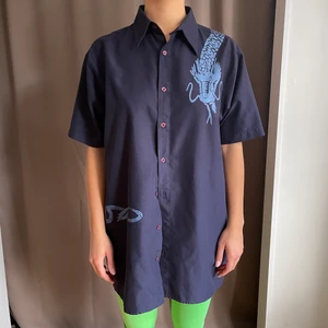 Kortärmad skjorta - Kortärmad mörkblå skjorta med drake💙