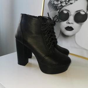 Klackskor  - Svarta klackskor "jeffrey cambell" liknande. Knappt använda. Strl 39