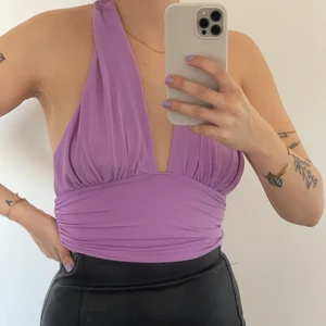 Lila topp  - Lila topp från H&M som kan användas på olika sätt. Aldrig använt. 