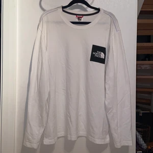 The North Face långärmad - Nyskick, endast använt ett fåtal gånger. Frakt ingår i priset! 