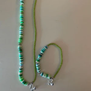 Matchande halsband och armband💚🦢✨ - Matchande halsband och armband med en svan berlock! Halsbandets längd går att reglera med ett spänne. Halsband: 60kr Armband: 30kr 💚🦢✨