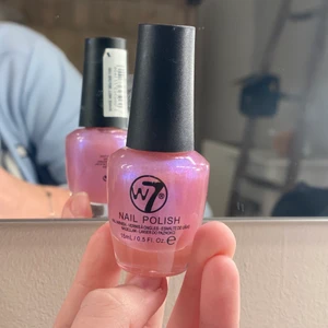 Rosa nagellack - Använt som mest 3 gånger. Jättefint skimrande i blått/lila. (Nån upplös mig om att det var fel ställe plus fel pris, tack, ändrade priset)