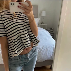 Vit randig tröja! - Randig tröja med volang, ser ut som ny💗