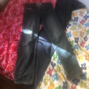 Lowwaist jeans  - Lågmidjade lossfitt jaesn , köpt i sommras har inte fått andvänding av dem på senaste men tycker de riktigt snygga. De är strolek xs-s. För mått och bilder på är det bara att fråga :). Kan mötas upp i Göteborg . Köpare står för frakt 
