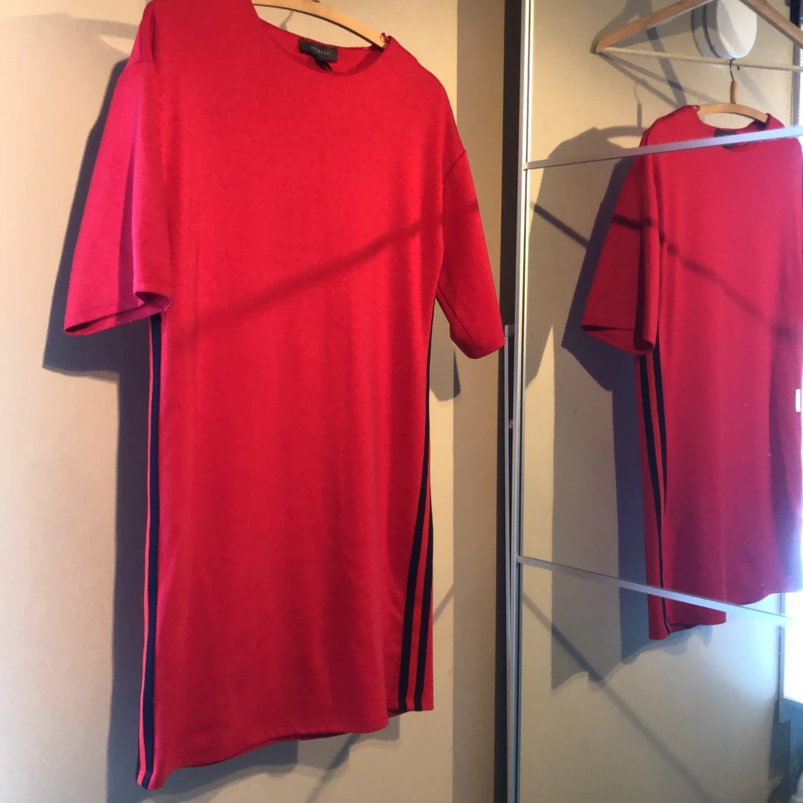 Röd T-shirt klänning i strl 34