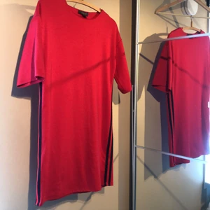 Röd T-shirt klänning i strl 34  - Röd T-shirt klänning i strl 34 från primark, använd fåtal gånger 