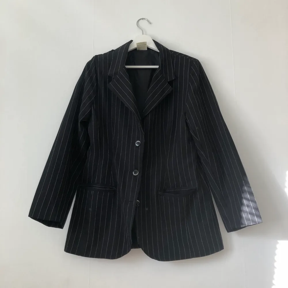Snygg vintage svart pinstripe blazer! . Kostymer.
