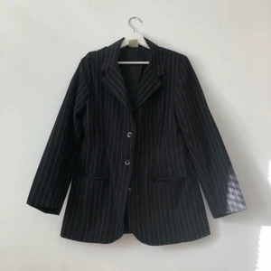 Svart pinstripe blazer  - Snygg vintage svart pinstripe blazer! 