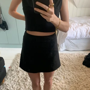 Svart kjol - Svart minikjol från hm i mockaliknande material 💓 kan mötas eller så tillkommer frakt 