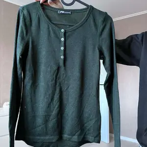 Jätte skön grön tröja att ha på sig under både sommar och vinter. Storlek XS från H&M.
