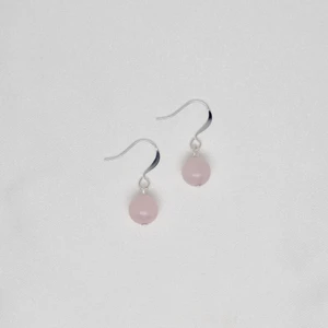Örhängen Rosenkvarts - Rosenkvarts/rose quartz Handgjorda örhängen. Örhängena är silver/guld pläterade, och klarar av vatten. Finns i flera färger och pärlor på min sida! Pärlorna är 0,8 cm                                                  -                                                                                                                Köp 3 betala för 2! Packar säkert och fint, går att ge som present redan i posten. Frakt kostar 13 kr 📦                            Hör av dig vid frågor 💕 /Isadoras Silver