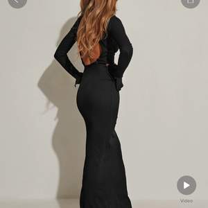 söker denna klänning från Hanna skönbergs kollektion med NA-KD 😇 i storlek S eller M