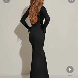 SÖKER  - söker denna klänning från Hanna skönbergs kollektion med NA-KD 😇 i storlek S eller M