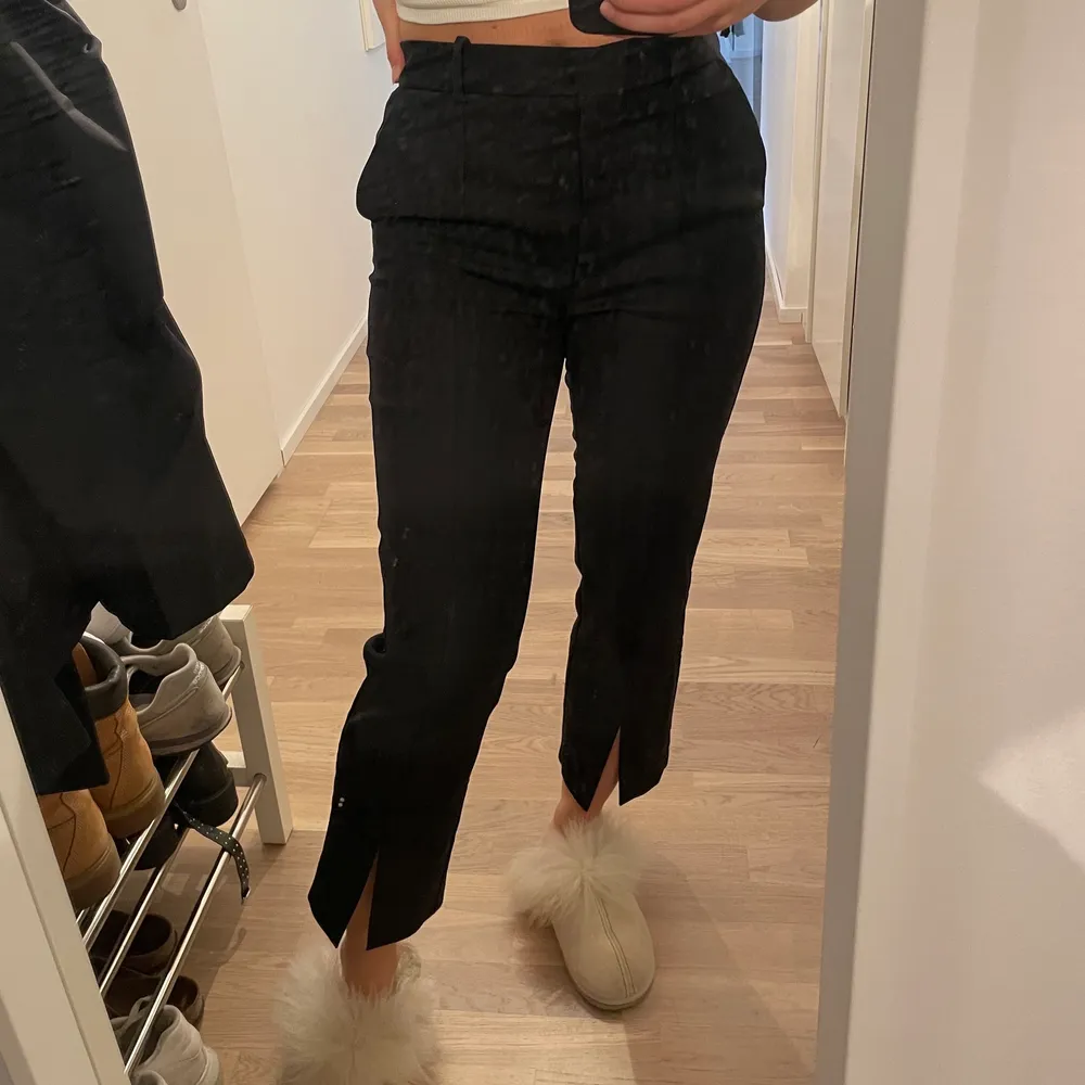 Kostymbyxor från zara med medelhög midja och slits.. Jeans & Byxor.