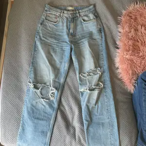 Storlek 38/M, högmidjade riped jeans. Använda 4-5 gånger bra skick, säljer pga att de ej passar längre. Materialet är tunt och därför perfekt till sommaren. 