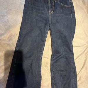Fina baggy byxor  - Ett par baggy mörkblå byxor som använts fåtal gånger och är i nyskick. Säljs pågrund ut av att dem inte kmr till användning. Pris kan som alltid  diskuteras! Köparen står för frakten!💕kan mötas upp på söder 