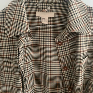 Fin oversize kappa från h&m trend.  - Jätte fin lång kappa / jacka köpt på hm storlek 34 men är lite oversize. Den passar mig perfekt som vanligtvis har 38. 