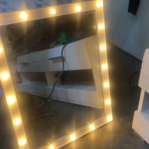 Spegel  - Säljer en spegel utan nån användning av så tänker sälja den( pågående flytt behöver göra mig av me den❤️har int använt mig av den och satt i batteri som följer me men senare får man sätta i egna❤️nypris 499 