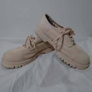 Crémevita lågskor - Lågskor i crémevitt med tjock sula, ingen storleksmärkning men passar 37. Enligt bild🌱