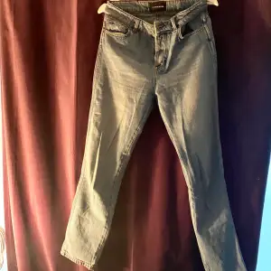 Fina straight leg jeans från j lindeberg. Ser gråå ut på alla bilder men dem är ljus blåå i verkligeten 💕