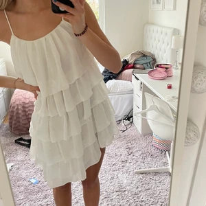 Studentklänning - Superfin och unik vit klänning från second Female. Verkligen superfin och i superbra skick. Nypris 1500kr men säljer för 700kr❤️