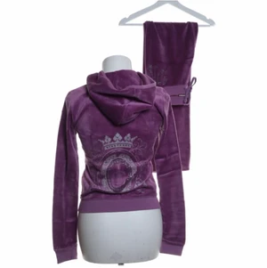 Juicy Couture sett  - Intressekoll på detta fina Juicy sett då jag är osäker om jag vill sälja. Storlek M. Köpt för 1250kr. Om jag får ett bra bud säljer jag. Buda från 900. 