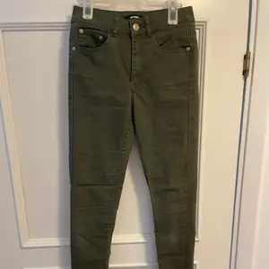 Säljer säljer camouflagefärgade jeans från Bik Bok i storlek XS. Betalning sker via Swish. 