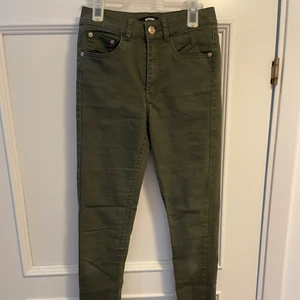Stretchiga jeans - Säljer säljer camouflagefärgade jeans från Bik Bok i storlek XS. Betalning sker via Swish. 