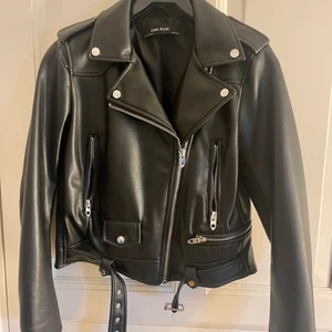 Skinnjacka  - Skinnjacka från zara, aldrig använd köpt för 500kr. Storlek M men liten i storleken så skulle säga att den passar XS-S