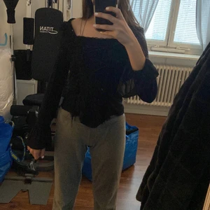 Fin tröja - Säljer denna tröja från Gina tricot eftersom den inte är min stil, finns inte i butik längre då den är väldigt gammal. Ärvd av min farmor och är ganska använd (tvättad) lite sönder i sömmen där uppe i sista bilden annars är den bra!❤️