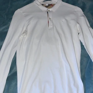 Burberry Piké långärmad - Burberry Piké i fint skick. Storlek 164 men sitter perfekt på en XS.