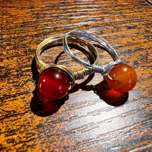 Karneol ringar - Jättevackra handgjorda ringar med karneol pärlor!💕 Pärlorna är ca 8mm stora och ringarna finns i både silver och guld samt kan göras i alla storlekar🥰 Karneol är kristallen för självförtroende och energi så bär denna ring när du vill visa din bästa sida utåt eller vill arbeta med din egna självkänsla🧡