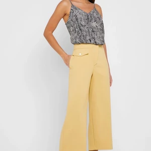  TOPSHOP Pocket Detail Wide Leg Pants 36 - - Mjukt och töjbart polyestertyg - Dold gylf med dragkedja och hakstopp                   -Dubbla sidfickor som lätt kan glida in