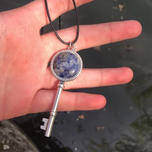 Sodalite halsband  - Ett sodalite halsbad som ser ut som en nyckel. Och så har den ett slags mönster på baksidan. Du kan göra halsbandet större och mindre. ⚠️står inte för postens slarv⚠️