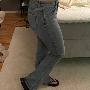 Utsvängda byxor   - Utsväng byxor från zara, som går till marken på mig som är 170cm. Det är medelhög midja på byxorna och dem sitter så skönt! Frakt tillkommer!