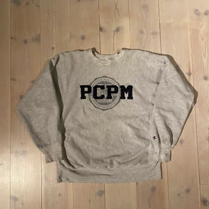 Champion sweatshirt 90 tal - En champion sweatshirt från tidigt 90 tal med både tryxk o broderi. Den kommer nog vara den sweatshirt med kvalitet i din garderob. Den är i väldigt bra skick bara lite slitningar på muddar men med tanke på åldern exterm bra skick! Storlek L men har en perfekt boxy fit! 