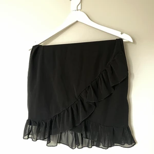Svart kjol från Nelly  - Svart kjol med mesh volang från Nelly. Säljer pga dålig användning 🖤 Storlek L men passar M 🖤 Köparen står för frakt! 