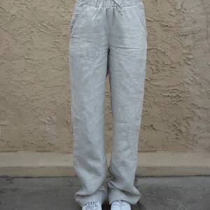 Adsgn Linnebyxor - Säljer mina fina linnebyxor ifrån alices märke adsgn. Köptes förra året i första släppet. köpta för 799kr och jag har tyvärr bara använt dem en gång. Jag har ett par andra byxor som är liknande som jag alltid väljer före. De är verkligen i nyskick och inga tecken på användning finns alls. De är aldrig tvättade. strl M jag är 172 lång och de är bra i längd för mig men du kan även vara längre så de pssar någon mellan 170-180cm. 💘💕💖👖