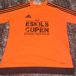 Fotbollströja Adidas  - En fotbollströja köpt på eskillscupen. Den är i fint skick och trycket har sedan början sett slutet ut men det är som de ska va. 20kr + 52kr frakt 