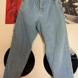 Coola oversized jeans som knappt är använda. Dem är highwaisted. Köparen står för frakt om man väljer leverans🌟🤍.