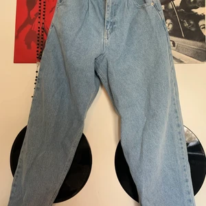 Baggy pants strl 34 - Coola oversized jeans som knappt är använda. Dem är highwaisted. Köparen står för frakt om man väljer leverans🌟🤍.